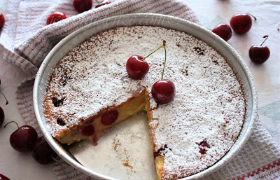 Clafoutis di ciliegie e fragoline di bosco con mandorle