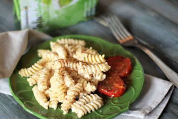 Fusilli con crema di tofu, pomodorini secchi e pinoli