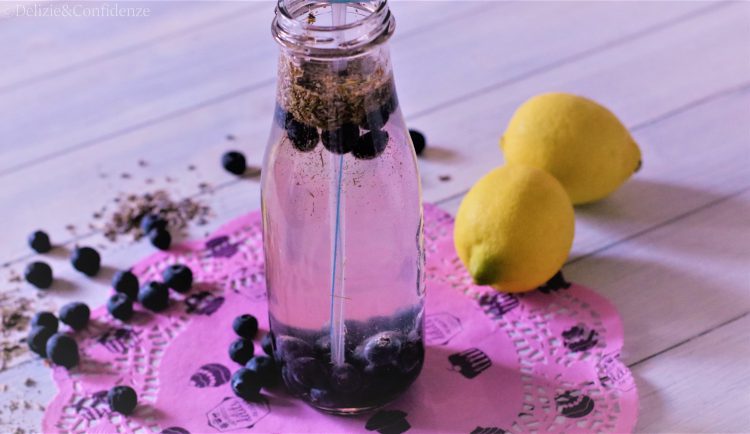 Acqua detox alla lavanda e mirtilli