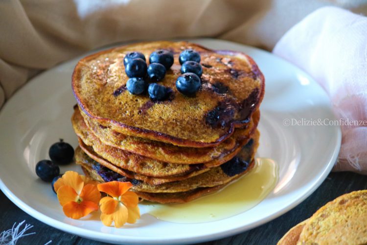 Pancake alle carote e mirtilli al profumo di lavanda e cannella