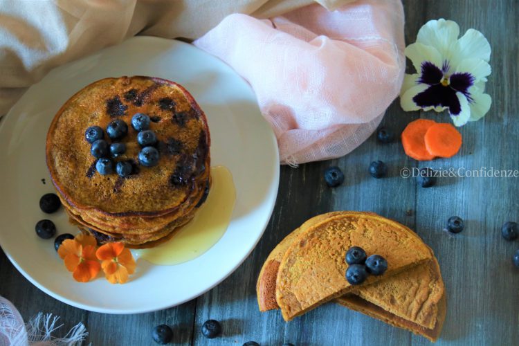 Pancake alle carote e mirtilli al profumo di lavanda e cannella