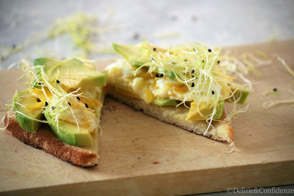 Avocado toast con germogli di cipolla