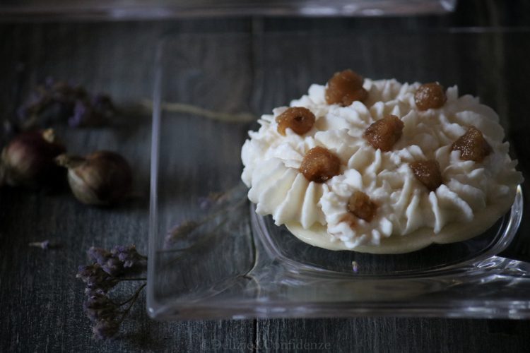 CIALDE DI MERINGA AL FORMAGGIO CON CREMA DI RICOTTA E PERLE DI CIPOLLA EGIZIANA CARAMELLATE