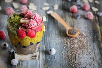 Pudding ai semi di chia con matcha, curcuma e cocco