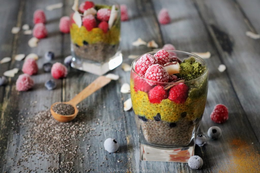 Pudding ai semi di chia con matcha, curcuma e cocco