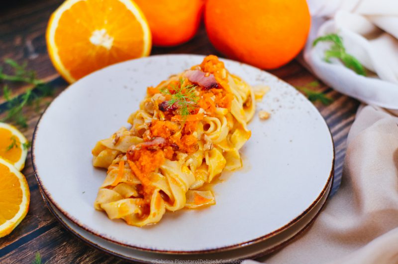 Tagliatelle all'arancia in salsa di carote e noci con bacon croccante