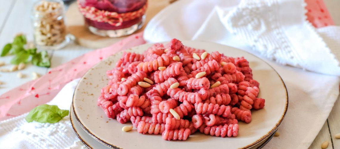 Pasta al pesto di barbabietole rosse