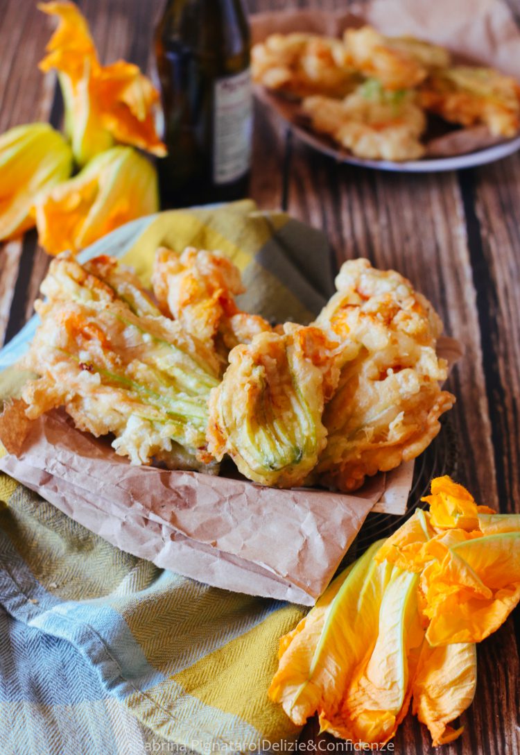 Fiori di zucca con mozzarella e alici in pastella alla ...