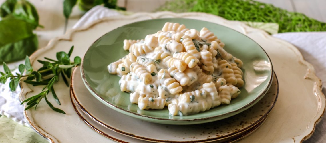 Pasta con crema alle erbe aromatiche