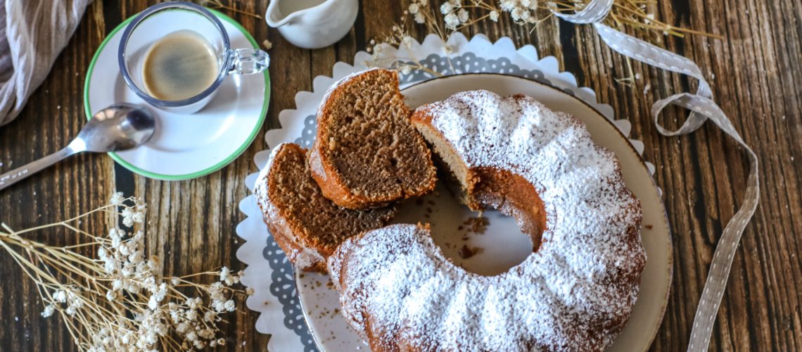 Ciambella al caffè e latte caldo vegetale)