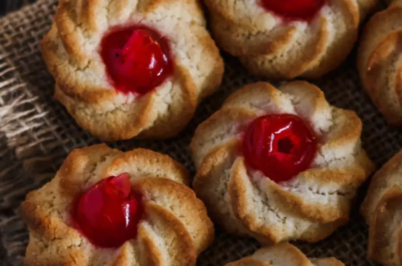 Pasticcini di mandorle e miele con ciliegie candite