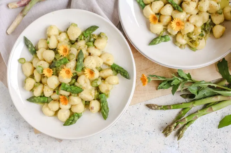 Gnocchi di patate con asparagi e fiori di calendula