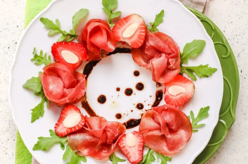 Rose di bresaola e fragole