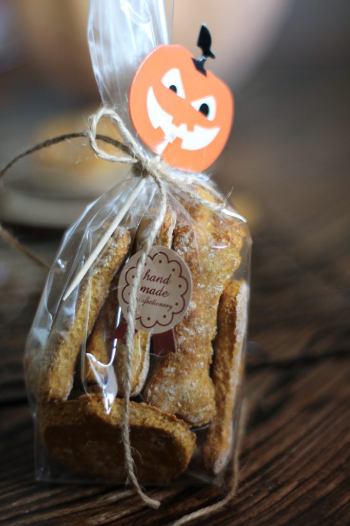 Biscotti alla zucca per cani - Delizie & Confidenze