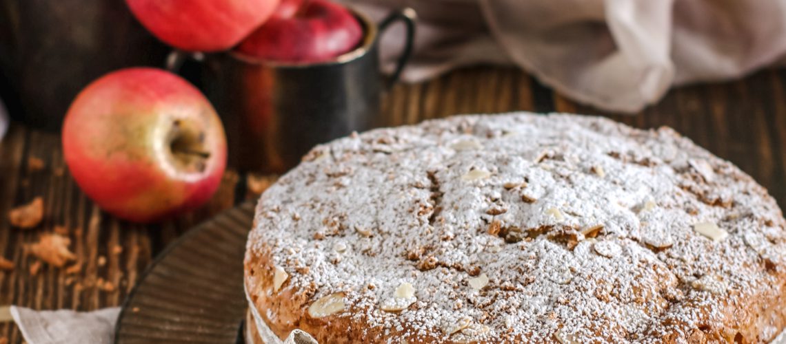 Torta di mele con amaretti e mandorle