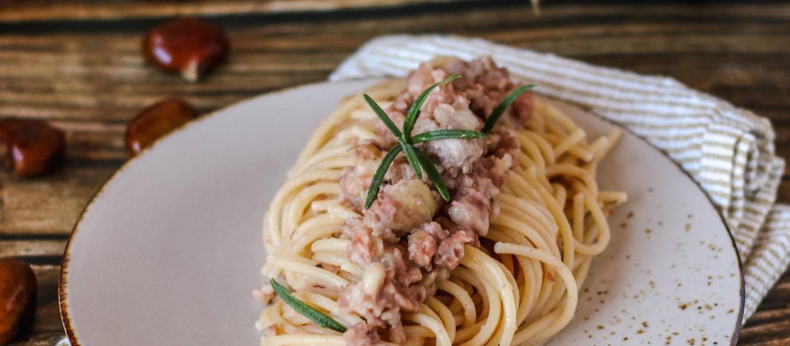 Spaghetti con le castagne e salsiccia