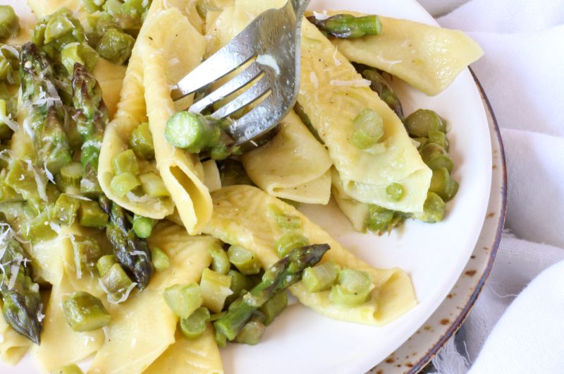 Garganelli all'uovo fatti in casa con asparagi