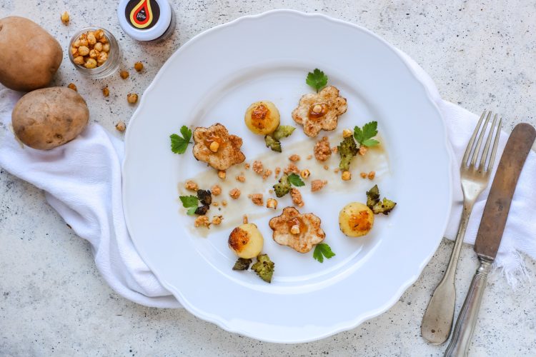 Scaloppine al limone epatte dorate con aceto di kiwi e gel di caffè.