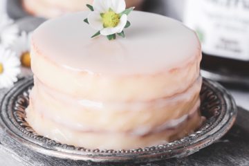 Tortine alle fragole con glassa al cioccolato bianco