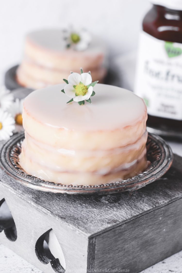 Tortine alle fragole con glassa al cioccolato bianco