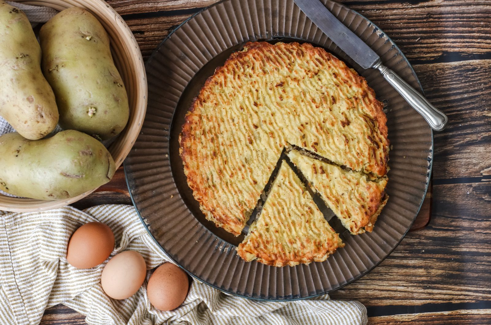 Torta rustica di patate con salsiccia e funghi