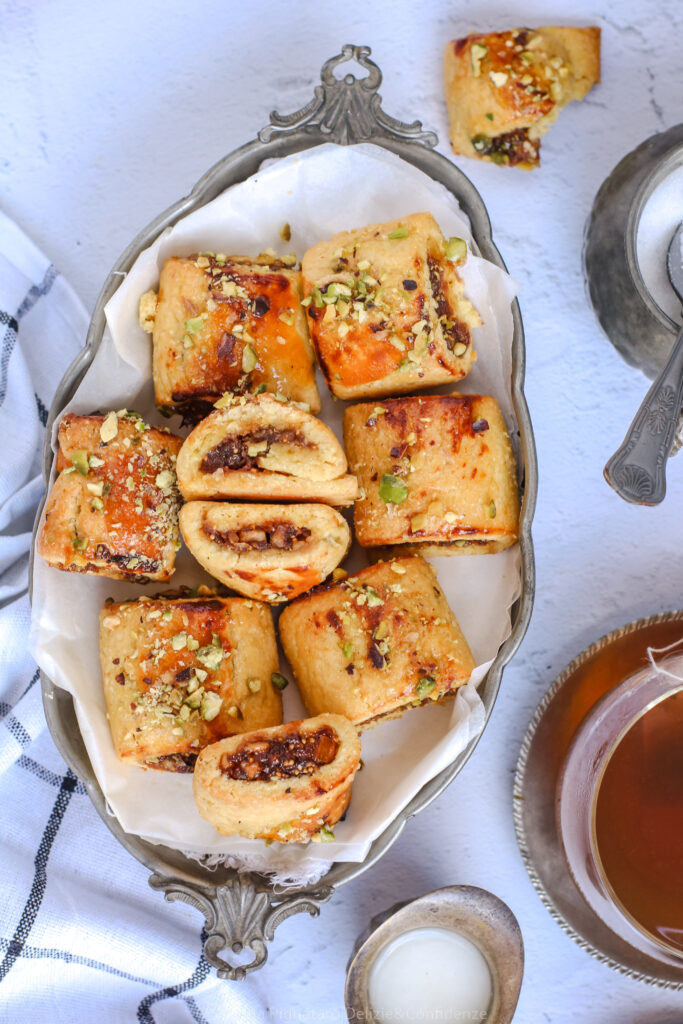 Deliziosi biscotti frollini senza burro, che racchiudono un morbido ripieno di fichi e confettura ai fichi, arricchiti con granella di pistacchio.