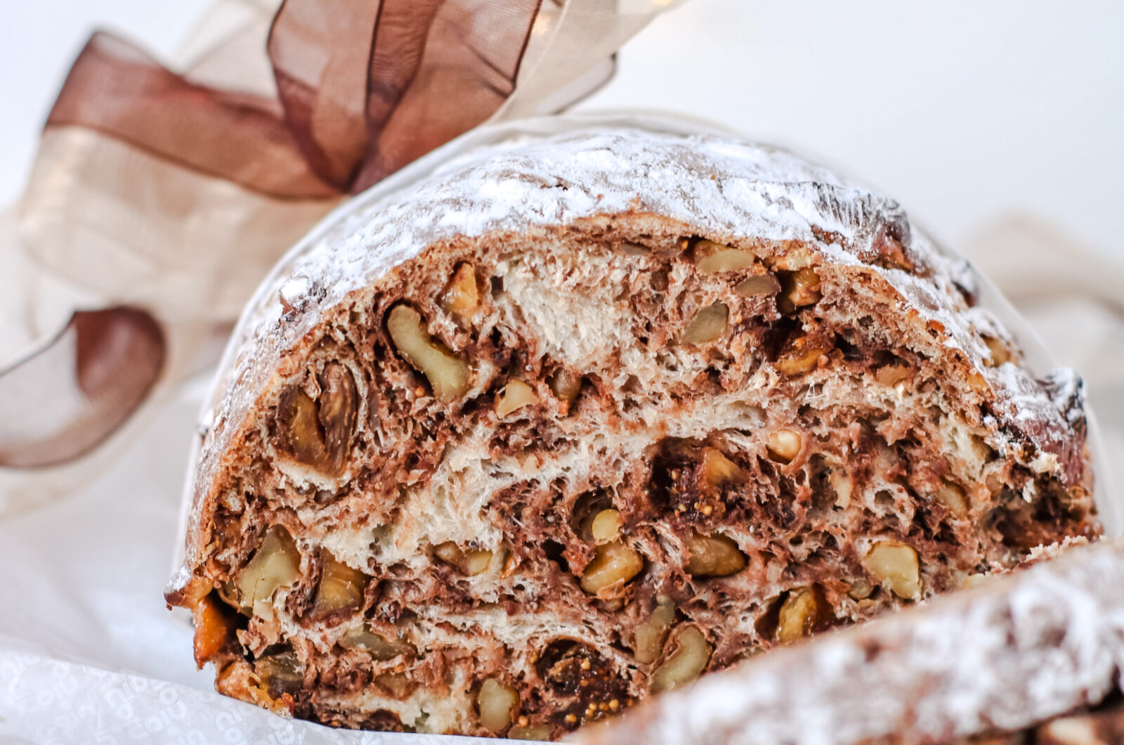 Christmas Bread: pane alle noci e fichi variegato al cacao