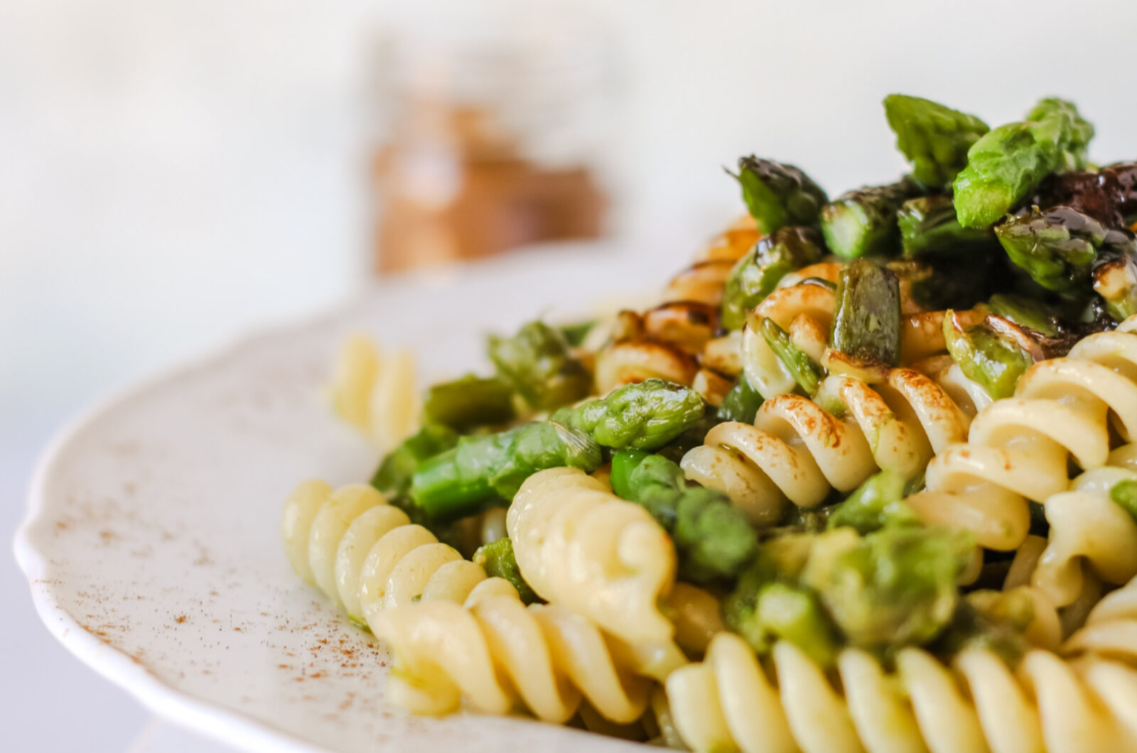 Pasta alla crema di asparagi e polvere di liquirizia
